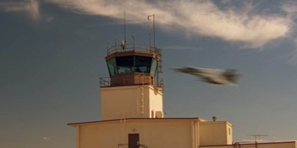 Quella volta che Tom Cruise vomitò in un F-14 durante le riprese di Top Gun. Il Tomcat era pilotato dallo stesso pilota che fece la barba alla torre nel film.