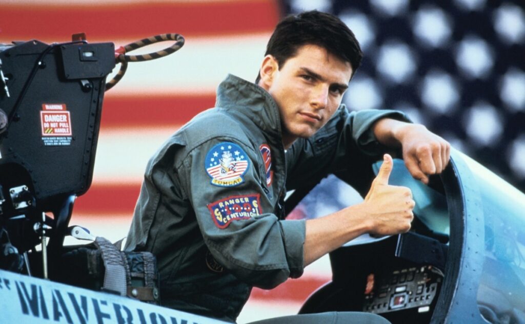 Quella volta che Tom Cruise vomitò in un F-14 durante le riprese di Top Gun. Il Tomcat era pilotato dallo stesso pilota che fece la barba alla torre nel film.