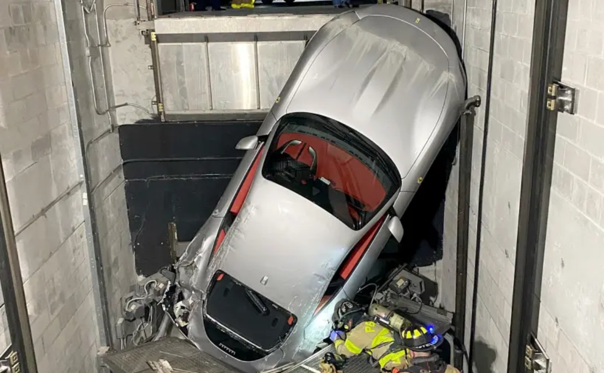 Il curioso caso della Ferrari Roma precipitata nella tromba dell’ascensore a Palm Beach