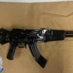 Australia: uomo finisce in prigione dopo aver avviato un’operazione di polizia perché il fucile d’assalto Kalašnikov che portava con sé era un bong