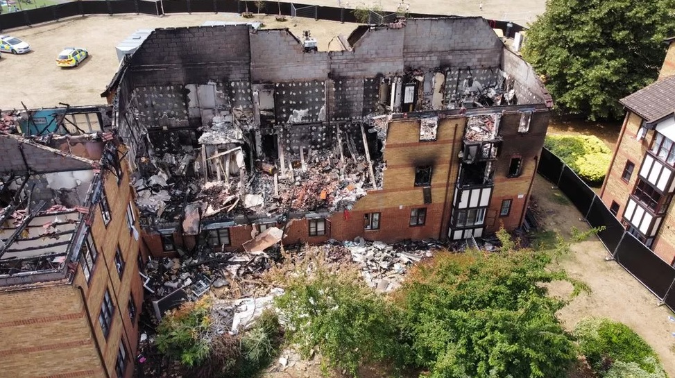 Regno Unito: una donna si lamenta dei rumori col vicino, gli brucia casa facendo esplodere il palazzo e muore nell’esplosione da lei stessa causata