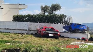 [Video] Imitano i Cugini Bo e Luke della serie televisiva Hazzard e distruggono 2 Ferrari contro il muro di una villa