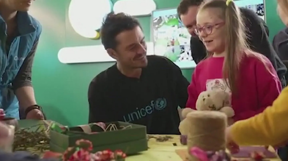 Orlando Bloom incontra Zelensky e parla dei bambini Ucraini segnati dal conflitto scatenato da Putin