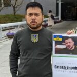 Lo studente che si laurea all’Università di Kyoto travestito da Zelensky