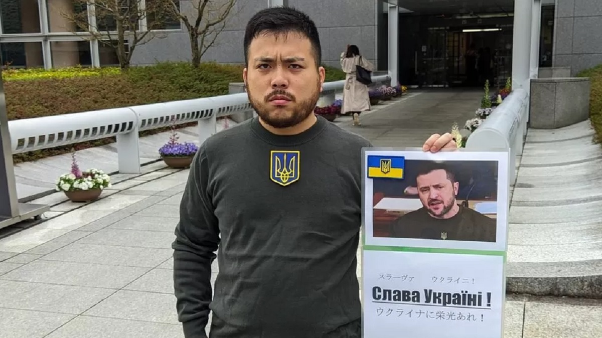 Lo studente che si laurea all’Università di Kyoto travestito da Zelensky