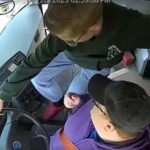 Video: bambino di seconda media afferra il volante dello scuolabus e lo fa accostare dopo che l'autista ha perso i sensi