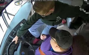 Video: bambino di seconda media afferra il volante dello scuolabus e lo fa accostare dopo che l'autista ha perso i sensi Video: bambino di seconda media afferra il volante dello scuolabus e lo fa accostare dopo che l'autista ha perso i sensi