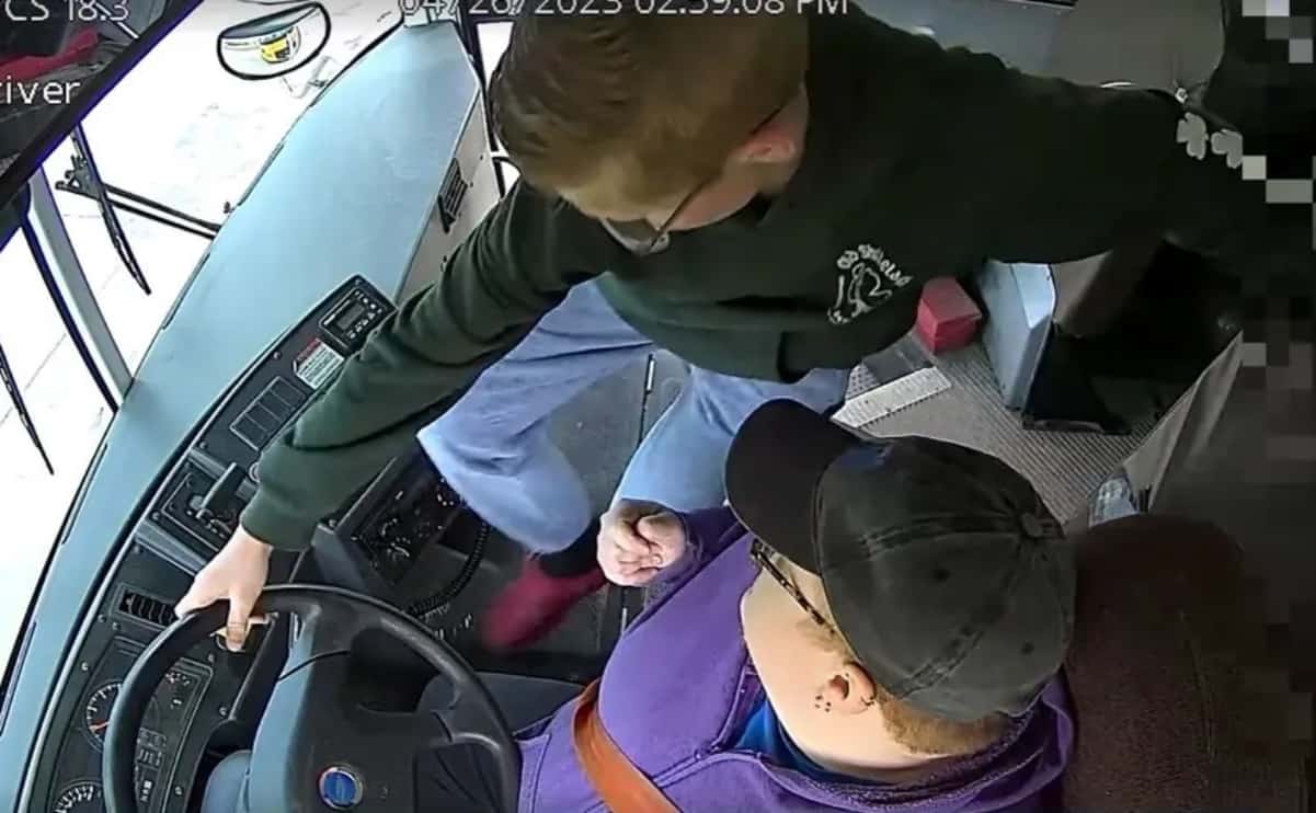 Video: bambino di seconda media afferra il volante dello scuolabus e lo fa accostare dopo che l'autista ha perso i sensi