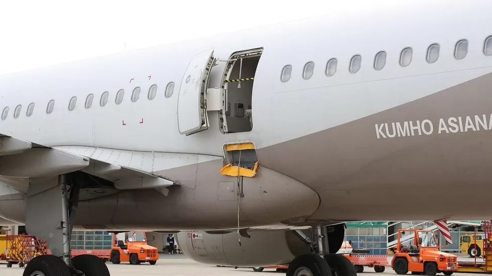 [Video] Terrore e feriti dopo che un passeggero apre il portellone di emergenza dell’aereo in volo