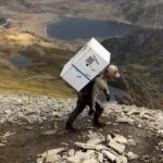 Gesto estremo per beneficienza: Ex Soldato ha scalato tre cime in meno di un giorno con un frigo da 25 kg sulle spalle