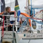 Dopo 233 giorni di navigazione in solitaria Kirsten Neuschäfer diventa la prima donna a vincere la storica regata Golden Globe Race 2022