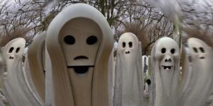 Diventare cacciatori di fantasmi con una Tesla in un cimitero Vedere i fantasmi con la Tesla