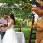 Damigella d’onore si presenta al matrimonio vestita da T-Rex. La sposa apprezza l’abito.