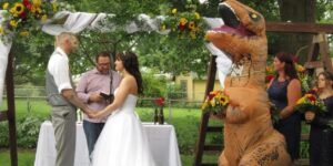 Damigella d’onore si presenta al matrimonio vestita da T-Rex. La sposa apprezza l’abito. Damigella d’onore si presenta al matrimonio vestita da T-Rex. La sposa apprezza l’abito.