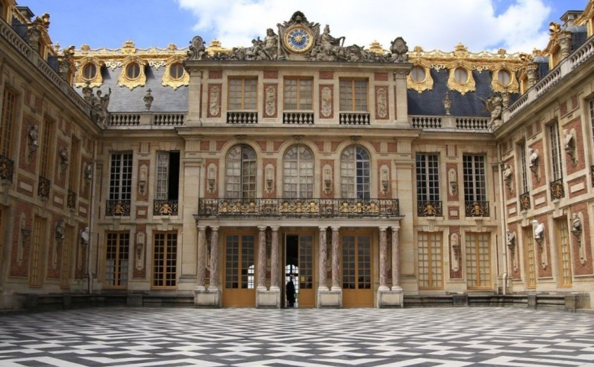 Vestito con un lenzuolo si fa portare in taxi a Versailles ed entra nella Reggia: “Sono il re”. Arrestato.