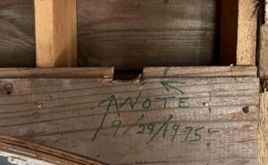 Messaggio scritto da ragazza adolescente trovato nascosto nel muro 48 anni dopo Messaggio scritto da ragazza adolescente trovato nascosto nel muro 48 anni dopo