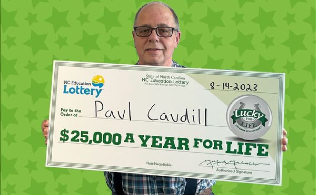 Usa numeri delle date di compleanno dei membri della sua famiglia per biglietto della lotteria e vince 25.000 Dollari all’anno per tutta la vita