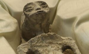 Il Congresso messicano tiene un'udienza sugli UFO e presenta presunti corpi "alieni" Il Congresso messicano tiene un'udienza sugli UFO e presenta presunti corpi "alieni"