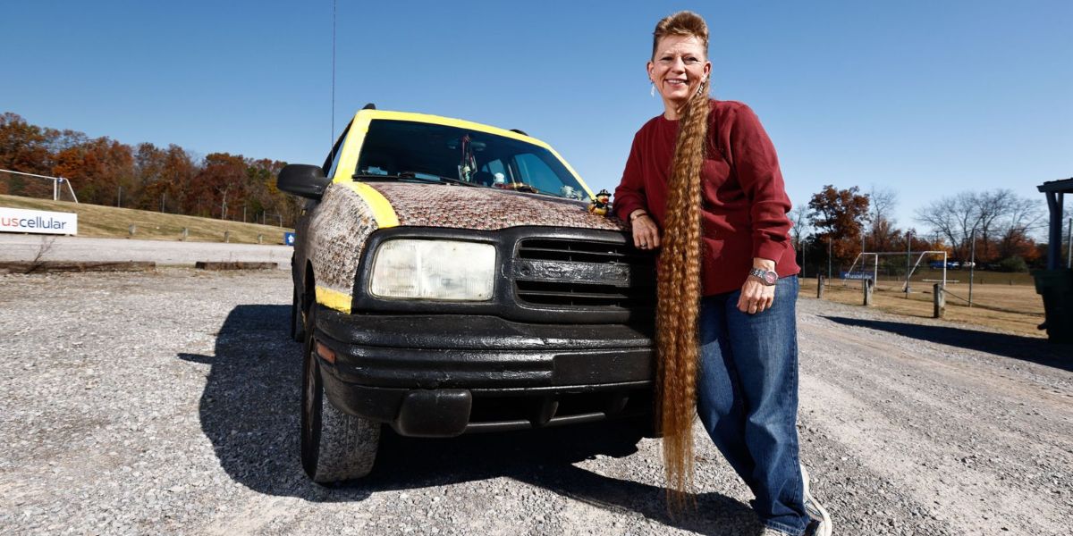 Non si taglia i capelli da 33 anni: donna entra nel Guinness dei primati per i capelli più lunghi del mondo