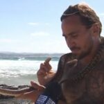 Australia: fa surf con il suo pitone, riceve 1200 Euro di multa