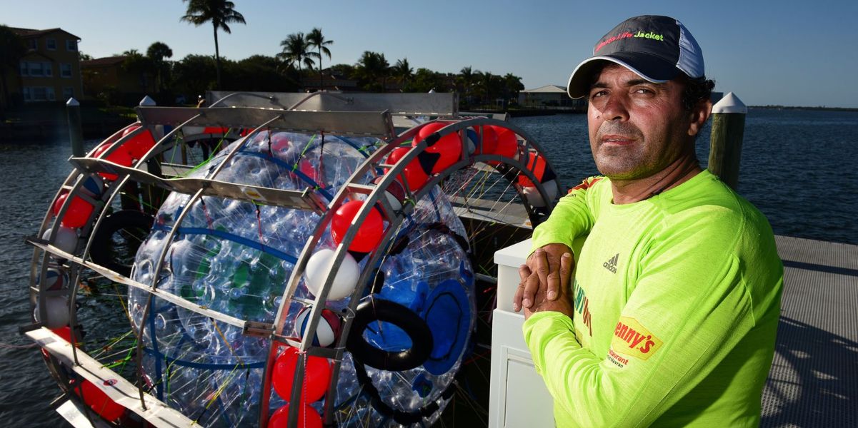 Uomo arrestato per aver tentato di attraversare l’Oceano Atlantico in una barca a forma di ruota per criceti