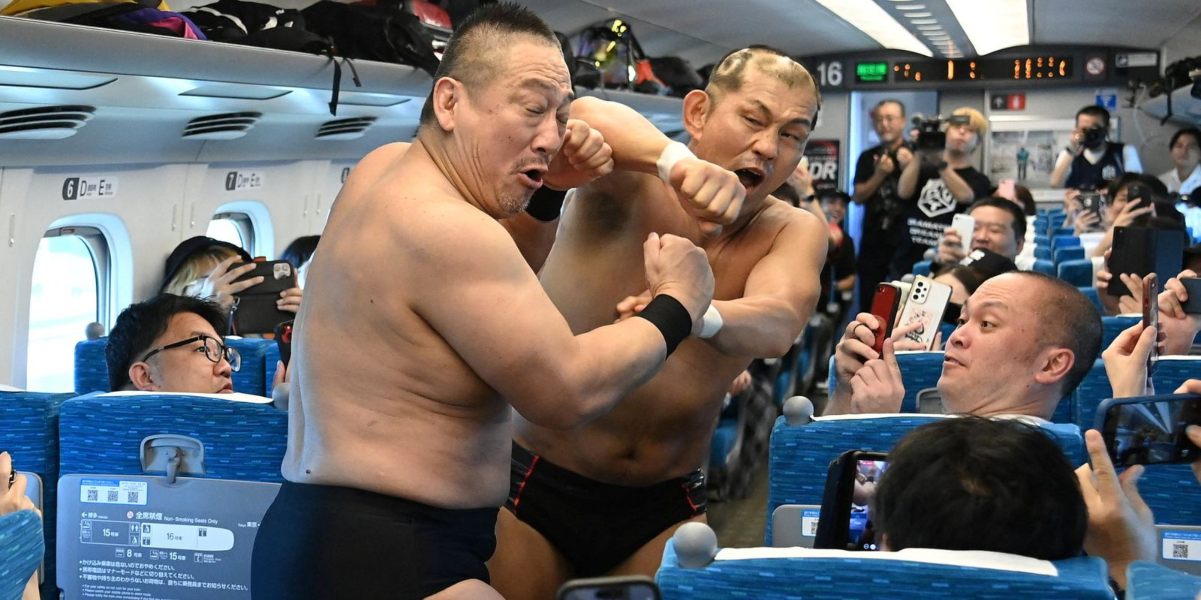 Due wrestler giapponesi hanno combattuto nel vagone di un treno ad alta velocità mentre sfrecciava a 290 km/h