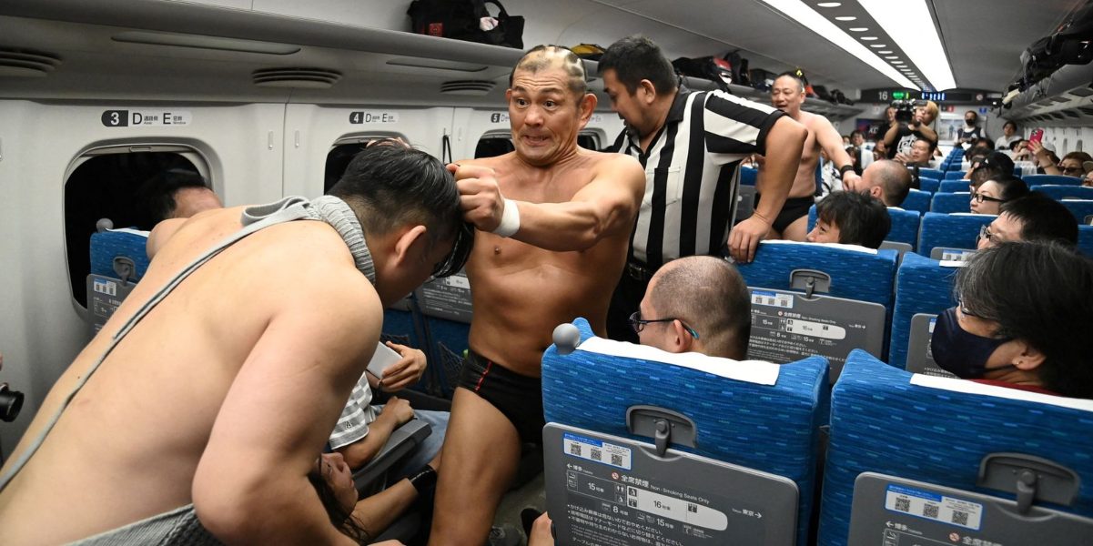 Due wrestler giapponesi hanno combattuto nel vagone di un treno ad alta velocità mentre sfrecciava a 290 km/h