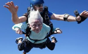 Chicago: donna di 104 anni si lancia con il paracadute per conquistare il record di paracadutista più anziana del mondo