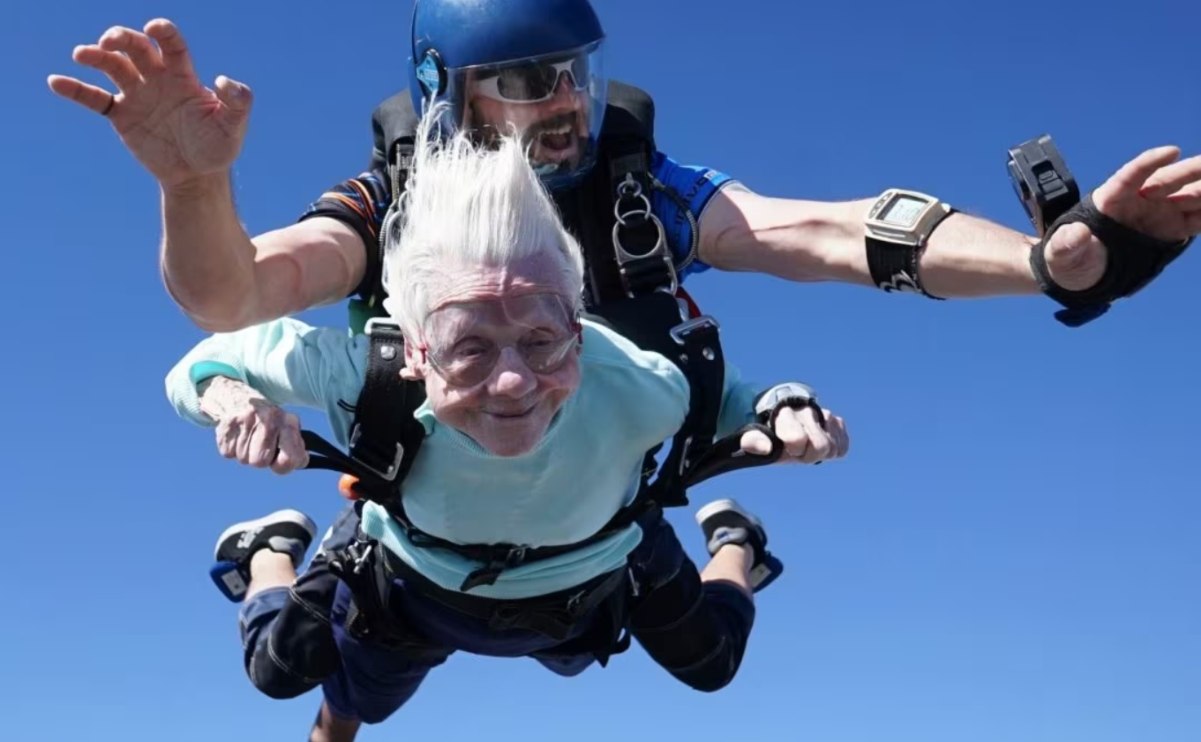 Chicago: donna di 104 anni si lancia con il paracadute per conquistare il record di paracadutista più anziana del mondo