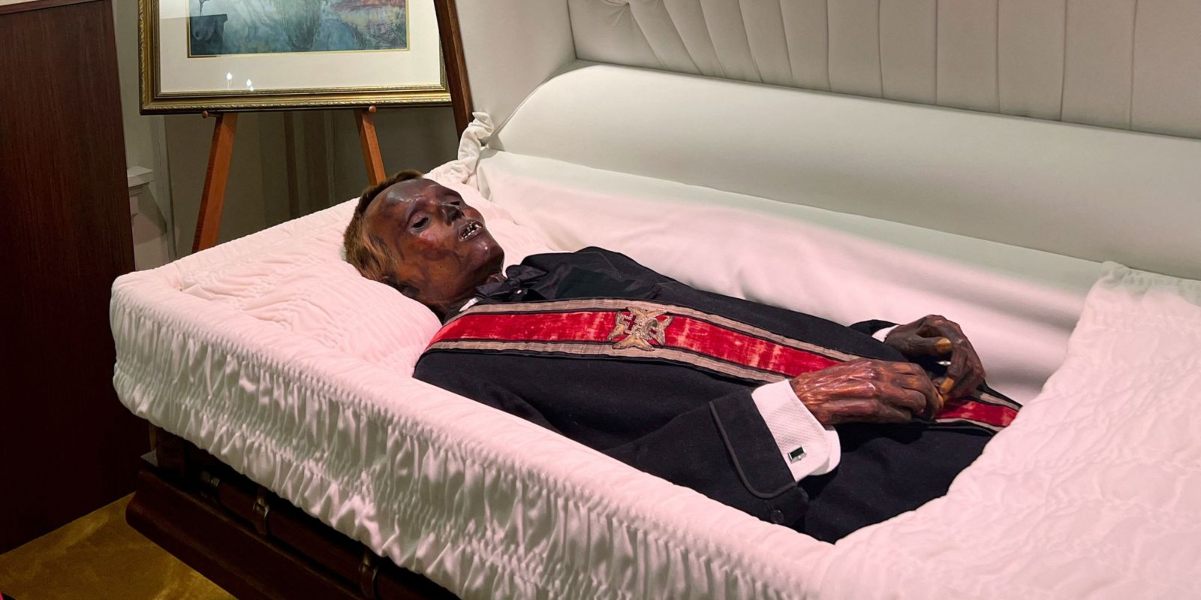 Uomo mummificato per sbaglio viene sepolto dopo essere stato esposto in mostra per 128 anni