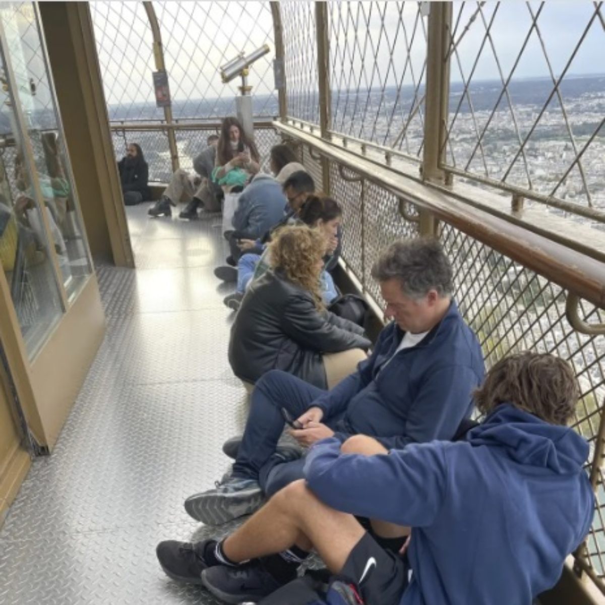 Coppia decide di sposarsi mentre sono bloccati sulla Tour Eiffel (chiusa a causa di un uomo che si arrampica sulla torre)