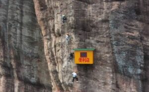 Negozio su parete montana in Cina soprannominato “minimarket più scomodo”