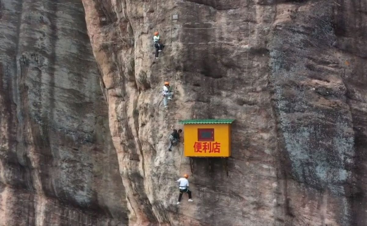 Negozio su parete montana in Cina soprannominato “minimarket più scomodo”
