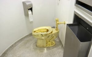 4 uomini accusati di aver rubato una toilette d'oro dalla villa di campagna di Churchill 4 uomini accusati di aver rubato una toilette d'oro dalla villa di campagna di Churchill
