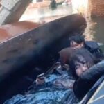 Video: turisti si rifiutano di smettere di scattare selfie, gondola si ribalta a Venezia