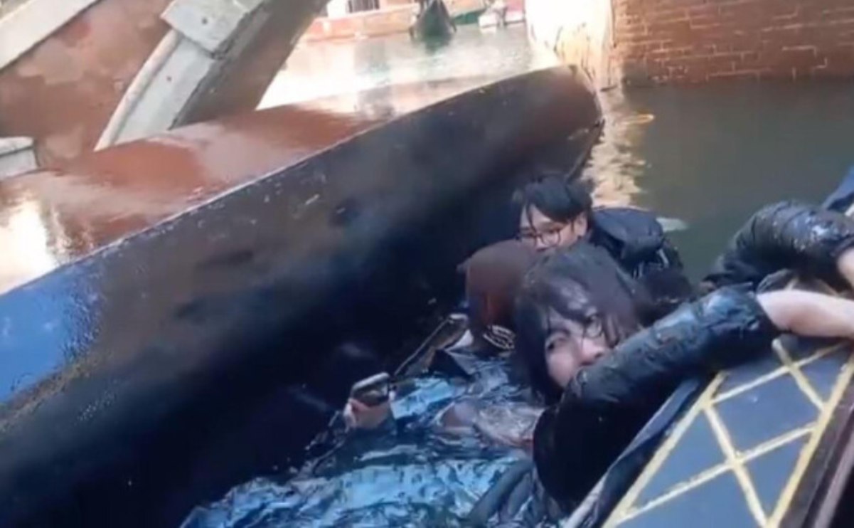 Video: turisti si rifiutano di smettere di scattare selfie, gondola si ribalta a Venezia