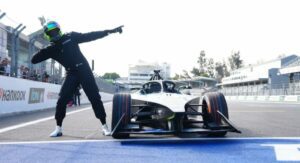 Usain Bolt migliora di 5,22 secondi il suo record mondiale sui 100 metri grazie all’auto di Formula E GENBETA Usain Bolt migliora di 5,22 secondi il suo record mondiale sui 100 metri grazie all’ auto di Formula E GENBETA