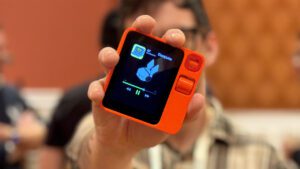 Rabbit R1: l'interazione con le Intelligenze artificiali attraverso un nuovo gadget Rabbit R1 Il passaggio dalla Intelligenza Artificiale che riconosce e risponde a quella che svolge azioni e interazioni dirette