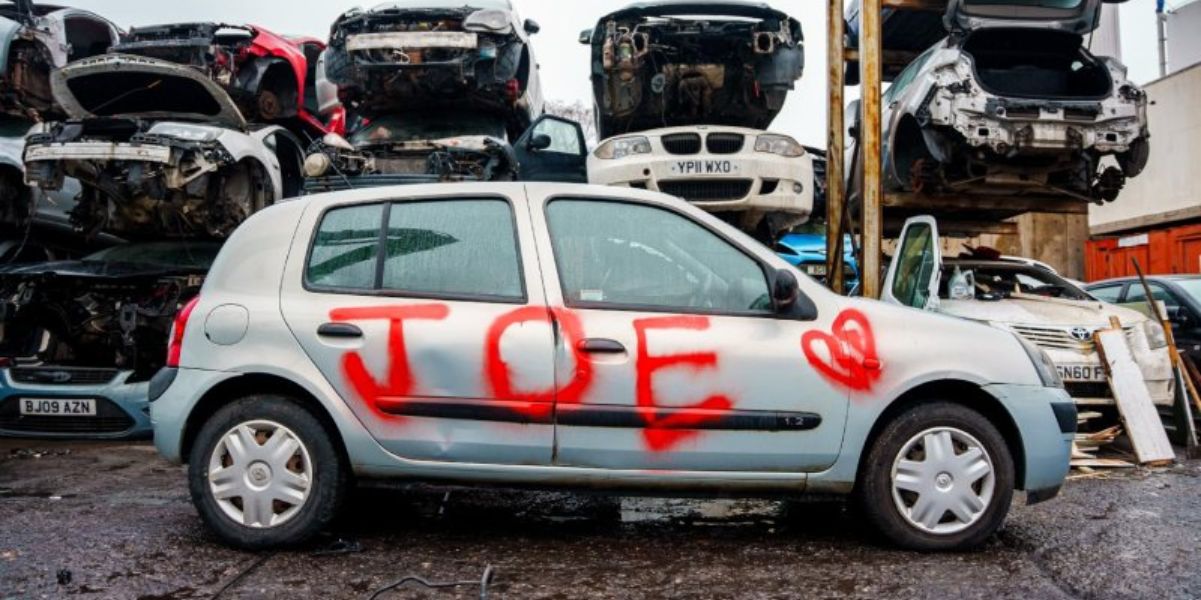 Azienda di rottamazione lancia un’offerta per rottamare il tuo ex a San Valentino