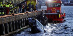 Ospiti di una sauna galleggiante vestiti di soli asciugamani salavano occupanti di un’auto precipitata in un fiordo