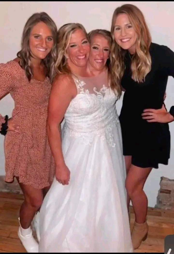 Abby e Brittany Hensel Gemelle siamesi si sposano, una storia unica di resilienza e celebrità. ed ora pensano ad un figlio