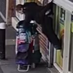 [Video] Nonna rimane appesa a testa in giù a 2 metri da terra dopo essere rimasta impigliata nelle saracinesche di un negozio
