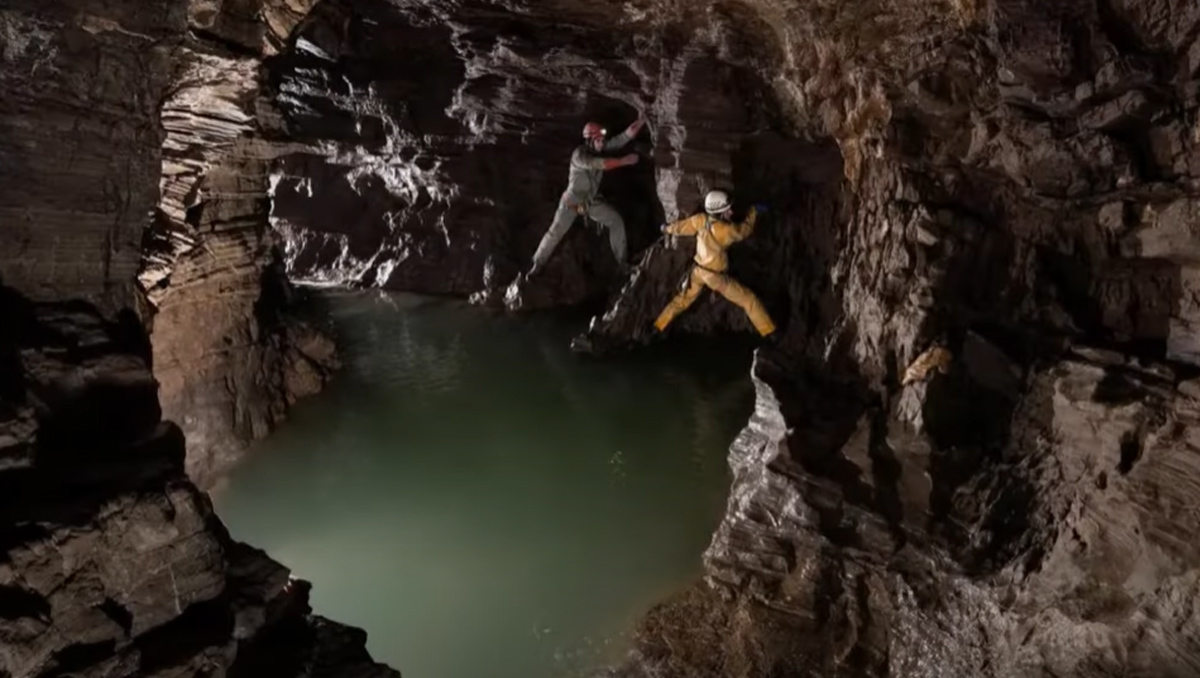 La Grotta Veryovkina Scopri le bellezze e i pericoli della grotta più profonda del mondo al confine tra la Russia e la Georgia