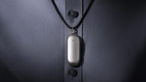 Plaude Pin AI: Un registratore vocale avanzato con intelligenza artificiale, che trascrive e riassumere automaticamente le conversazioni.