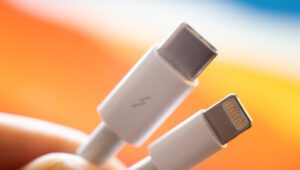 USB-C negli iPhone: Apple ritira i dispositivi Lightning dagli store europei per adeguarsi alla normativa UE di ricarica universale