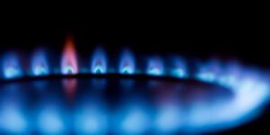 Transizione energetica abitazioni UE: dal 2025 al via la dismissione del gas nelle case, con alternative green e obiettivi di sostenibilità.