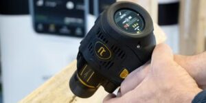 Xdrill il Tapano Smart per fai da te: il primo trapano digitale con schermo touch, livella e puntatori laser per una precisione assoluta.