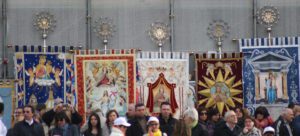 Carta dei Pellegrini come funziona? Carta dei Pellegrini come funziona? Soggiorni, souvenir, viaggi scontati se ci si è preventivamente registrati e se si usa la Carta.