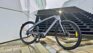 Engwe Mapfour N1 Pro, l'eBike premium con telaio in fibra di carbonio, motore centrale potente e smart lock integrato; la recensione completa