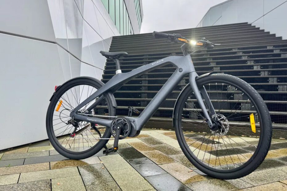Engwe Mapfour N1 Pro, l'eBike premium con telaio in fibra di carbonio, motore centrale potente e smart lock integrato; la recensione completa